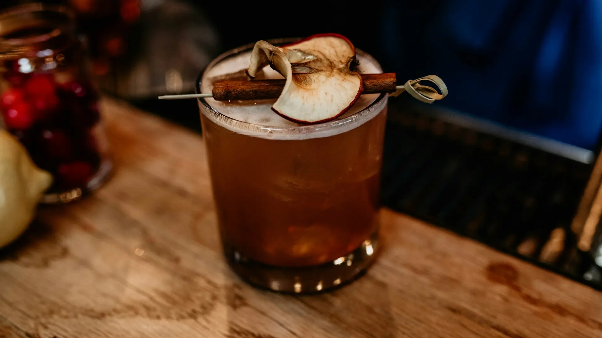 a glass of apple cider on a wooden table